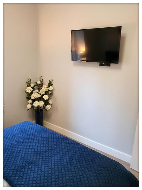 Bed, TV and multimedia, Bedroom