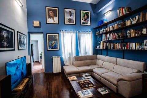 Communal lounge/ TV room, Library, TV and multimedia, Living room, Seating area, Evening entertainment