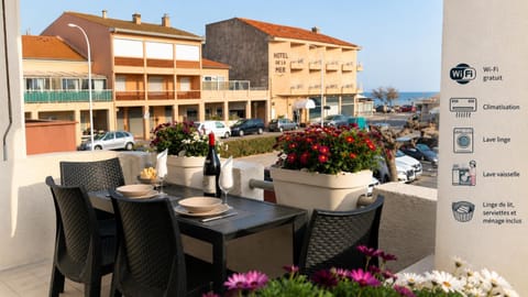 Restaurant/places to eat, Balcony/Terrace, Sea view, Breakfast, Lunch, Dinner, Location, Parking
