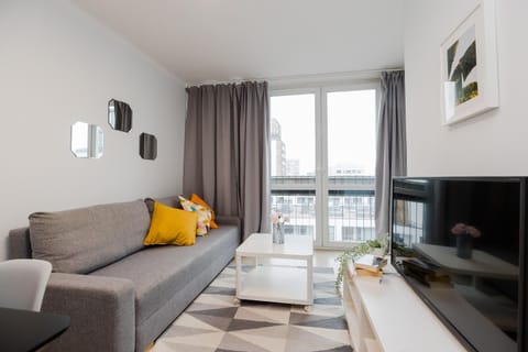 Bed, TV and multimedia, Living room