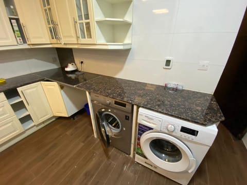 Nice Single Rooms for "girls" only in Dubai, Marina Vacation rental in Dubai