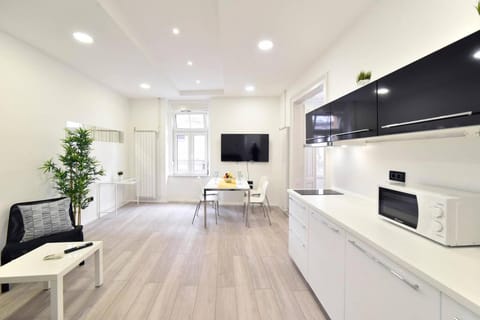 Communal lounge/ TV room, TV and multimedia, Living room, Seating area, Dining area