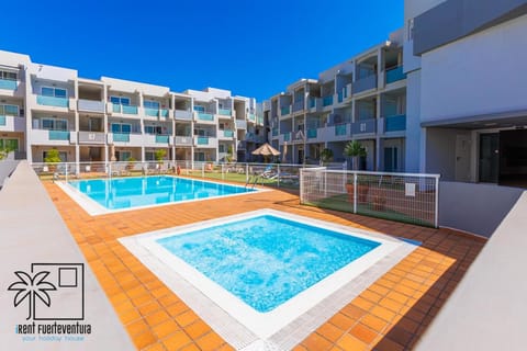 Swimming pool, sunbed