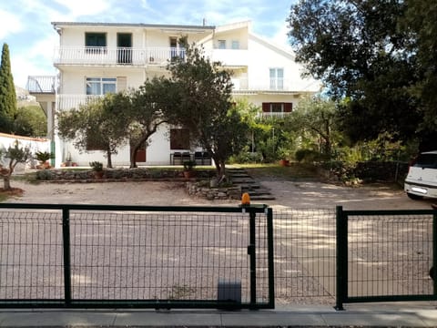 Property building, Garden, Parking