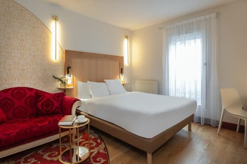 Photo of the whole room, Seating area, Bedroom