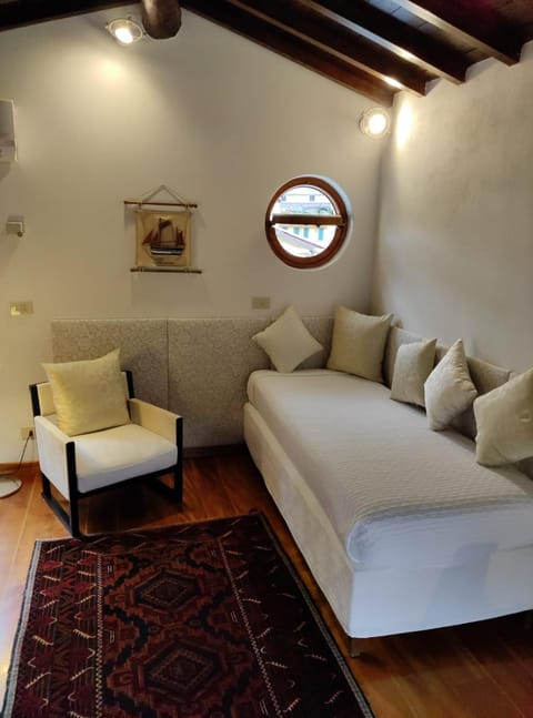 Bed, Living room, Seating area