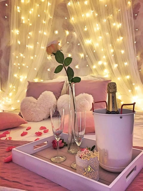 Bed, Coffee/tea facilities, Decorative detail, Alcoholic drinks