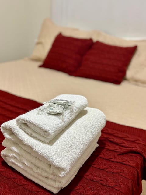 Bed, Photo of the whole room, Bedroom, towels