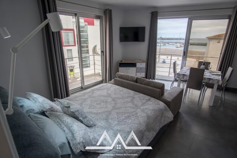 Nearby landmark, Bed, Photo of the whole room, Bedroom