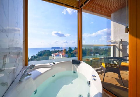 Natural landscape, Hot Tub, View (from property/room), Balcony/Terrace, Photo of the whole room, Decorative detail, Decorative detail, Pool view, Sea view, Bath