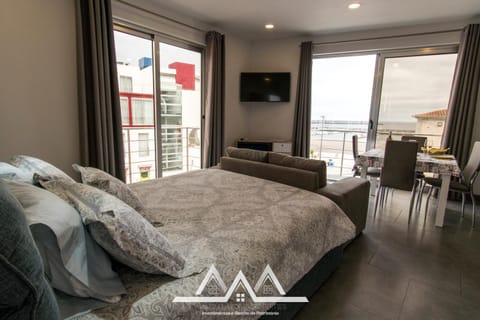 Living room, Photo of the whole room, Seating area, City view, Street view