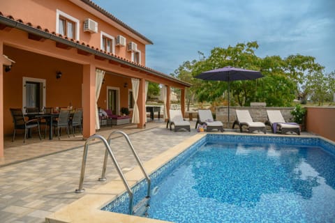 Property building, Day, Pool view, Swimming pool, sunbed