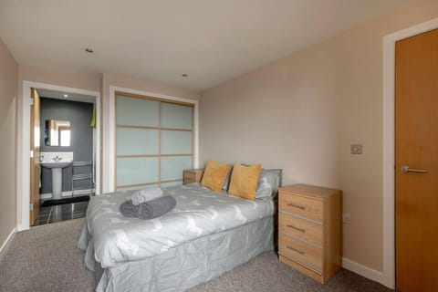 Modern Riverfront Apt. 10 mins from Hydro/SECC Apartment in Glasgow
