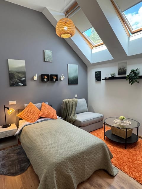 Bed, Photo of the whole room, Seating area, Bedroom