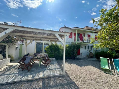 Property building, Patio, Day, Garden