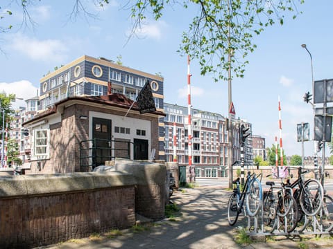 Property building, Facade/entrance, Spring, Day, Property logo or sign, Neighbourhood, Activities, Other, On site, Street view, Area and facilities