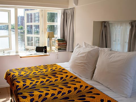 Bed, TV and multimedia, Living room, Other, Photo of the whole room, Decorative detail, Seating area, Bedroom, River view, River view, Street view, Quiet street view