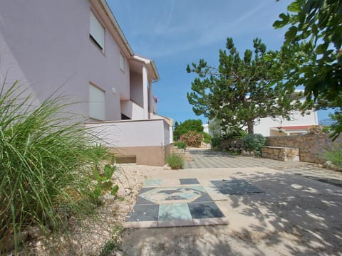 Property building, Patio, Facade/entrance