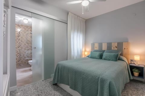 Bed, Bathroom, Photo of the whole room, Bedroom, fireplace, towels