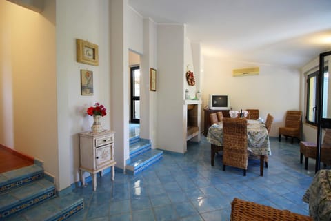 TV and multimedia, Living room, Seating area, Dining area, fireplace, air conditioner