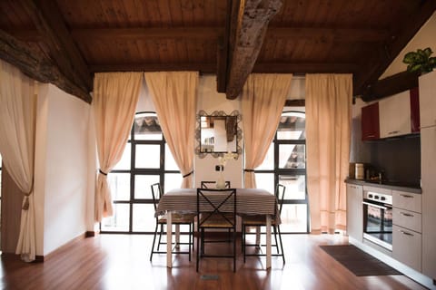 TV and multimedia, Living room, Seating area, Dining area