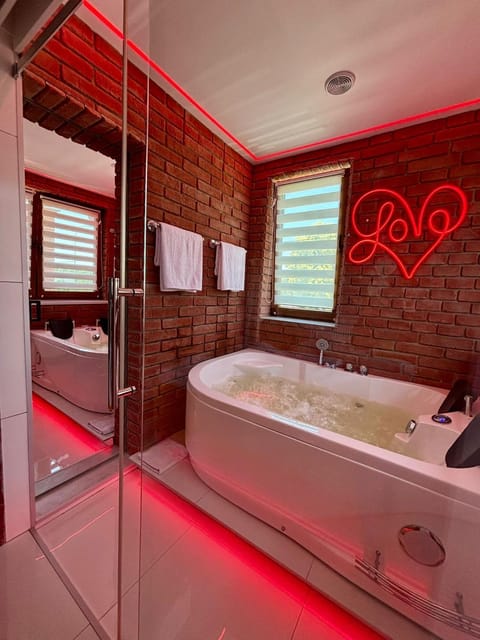 Hot Tub, Bathroom, Photo of the whole room, Seating area, towels