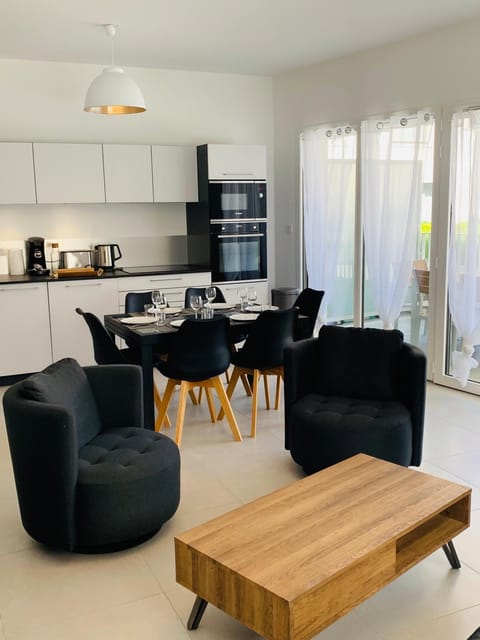 Coffee/tea facilities, Living room, Seating area, Dining area, minibar, pet friendly, stove, toaster