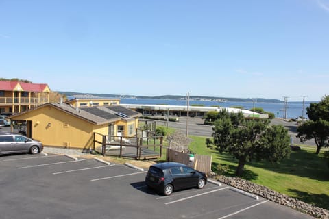 Property building, Day, Balcony/Terrace