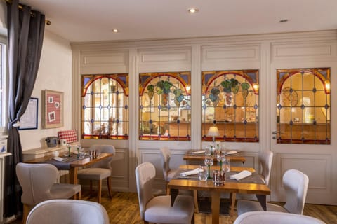 Property building, Restaurant/places to eat