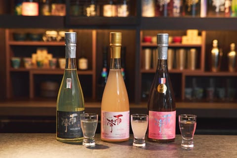 Lounge or bar, Food and drinks