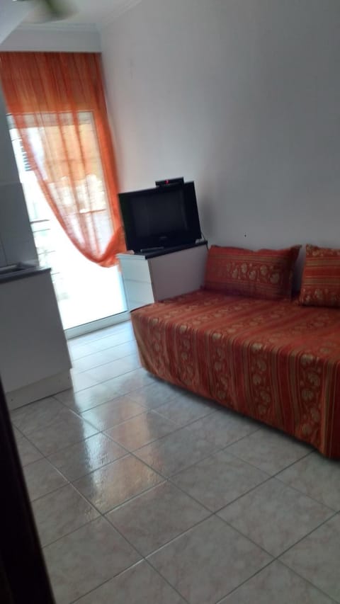 Bed, Coffee/tea facilities, Balcony/Terrace, Seating area, Landmark view, Street view
