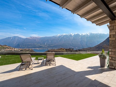 Patio, Nearby landmark, Spring, Day, Natural landscape, Garden, Solarium, View (from property/room), Balcony/Terrace, Balcony/Terrace, Dining area, Garden view, Garden view, Lake view, Lake view, Mountain view, Mountain view