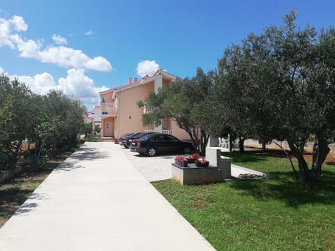 Property building, Day, Neighbourhood, Natural landscape, Garden, Parking