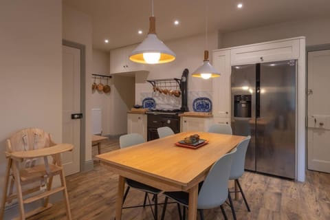 Woodhaven - Luxury 4 bedroom rural retreat with hot tub near to Lake District House in England