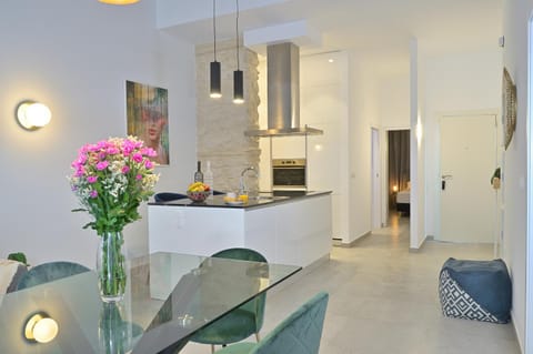 Kitchen or kitchenette, Living room, Seating area, Dining area