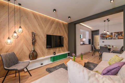 TV and multimedia, Living room, Photo of the whole room, Seating area, Evening entertainment