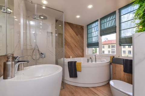 Shower, Toilet, Hot Tub, Bathroom, Bath