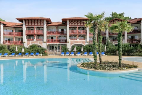 Property building, Spring, Day, Natural landscape, Summer, Garden, On site, Garden view, Pool view, Swimming pool, Swimming pool, sunbed