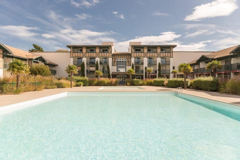 Property building, Day, Natural landscape, Summer, Garden, Pool view, Swimming pool