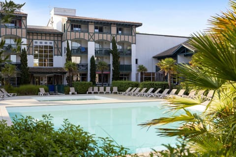 Property building, Spring, Day, Garden, Garden view, Pool view, Swimming pool, sunbed