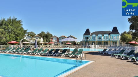 Day, Pool view, Swimming pool, sunbed