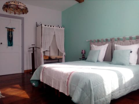 Bed, Other, Photo of the whole room, Decorative detail, Bedroom