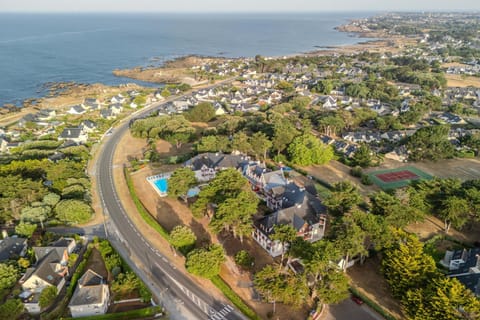 Property building, Nearby landmark, Day, Neighbourhood, Natural landscape, Bird's eye view, Beach, City view, Pool view, Sea view, Street view, Swimming pool, Location