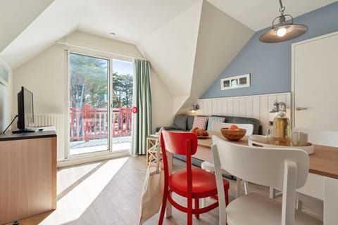 Day, Summer, TV and multimedia, Coffee/tea facilities, Balcony/Terrace, Kitchen or kitchenette, Living room, Seating area, Dining area, On site, minibar