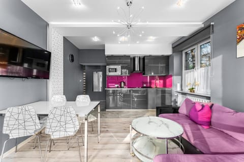 TV and multimedia, Kitchen or kitchenette, Living room, Seating area, Dining area, oven