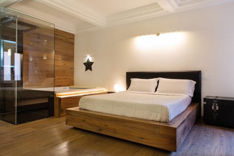 Photo of the whole room, Bedroom