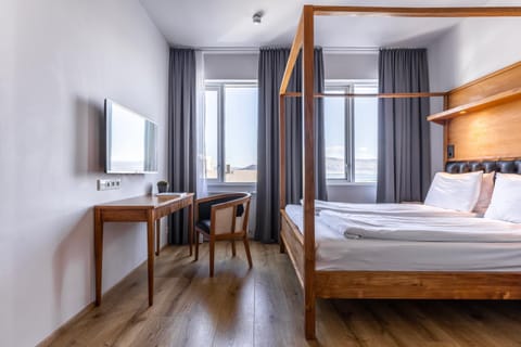 Bed, TV and multimedia, Photo of the whole room, Bedroom