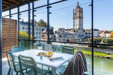 Day, Natural landscape, View (from property/room), Balcony/Terrace, Food and drinks, Dining area, Food, City view, Location