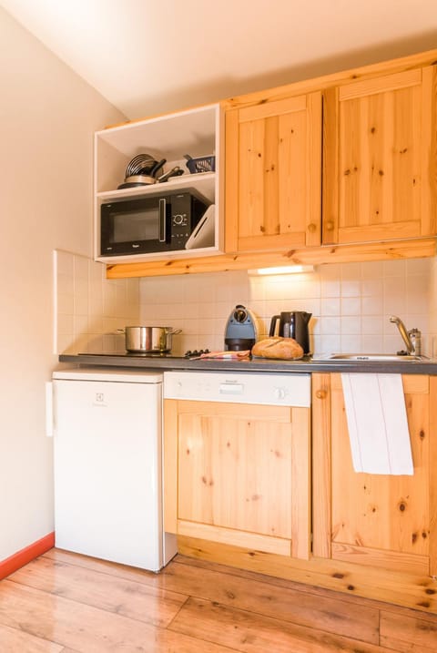 Kitchen or kitchenette, minibar, stove