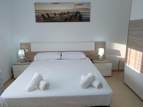 Photo of the whole room, Bedroom
